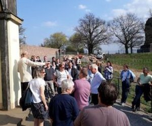 Große Weinbergwanderung - "5 km - 6 Weine Tour" mit dem Winzer in 4h zum "Goldenen Wagen" am So, 27.09.2026 - vorm Eingang zum Gutsmarkt Wackerbarth, Radebeul