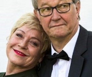 Anderthalb Stunden zu spät von Gérald Sibleyras - Komödie mit Peter Kube und Cornelia Kaupert am Sa, 20.09.2025 - Neustadthalle, Neustadt / Sachsen